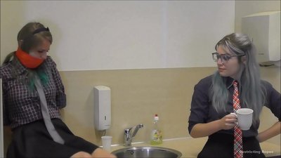 Mai sha'awa / ɗaure kuma an gamu da shi / mace a cikin damuwa